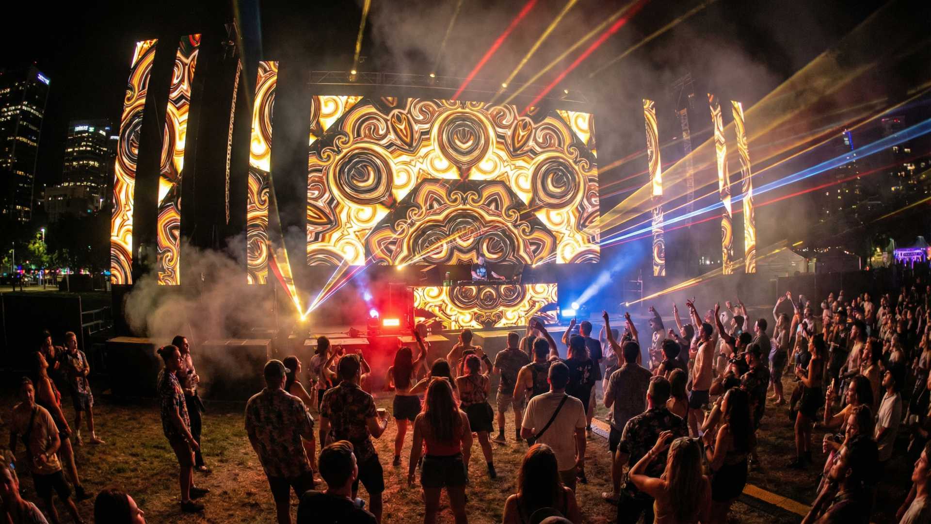 black-rays-limeartgroup-vj-loop-usecase-1 Black Rays VJ loop with dark light beams for stage