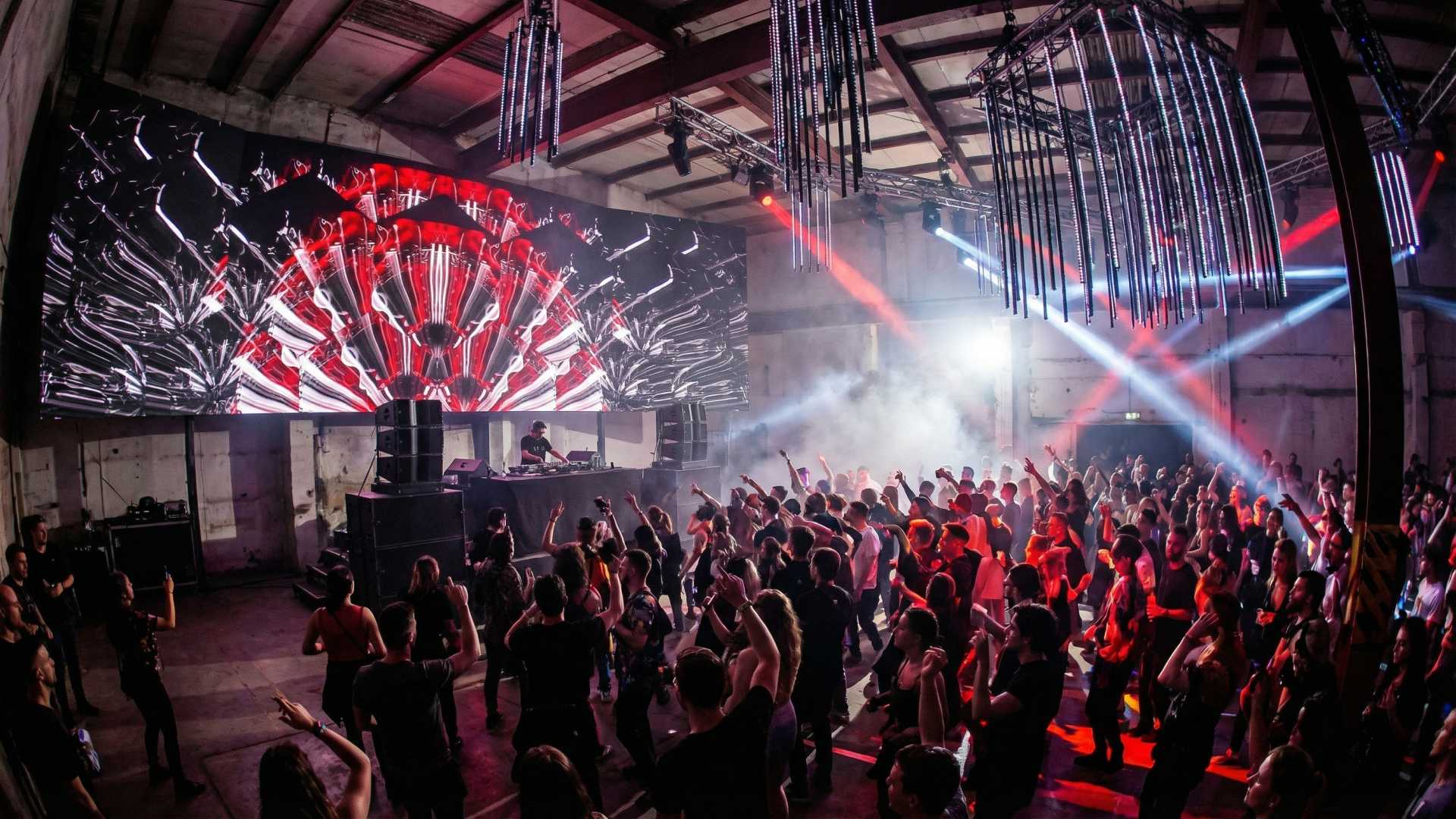 black-rays-limeartgroup-vj-loop-usecase-15 Abstract black rays visuals for concerts and LED screens