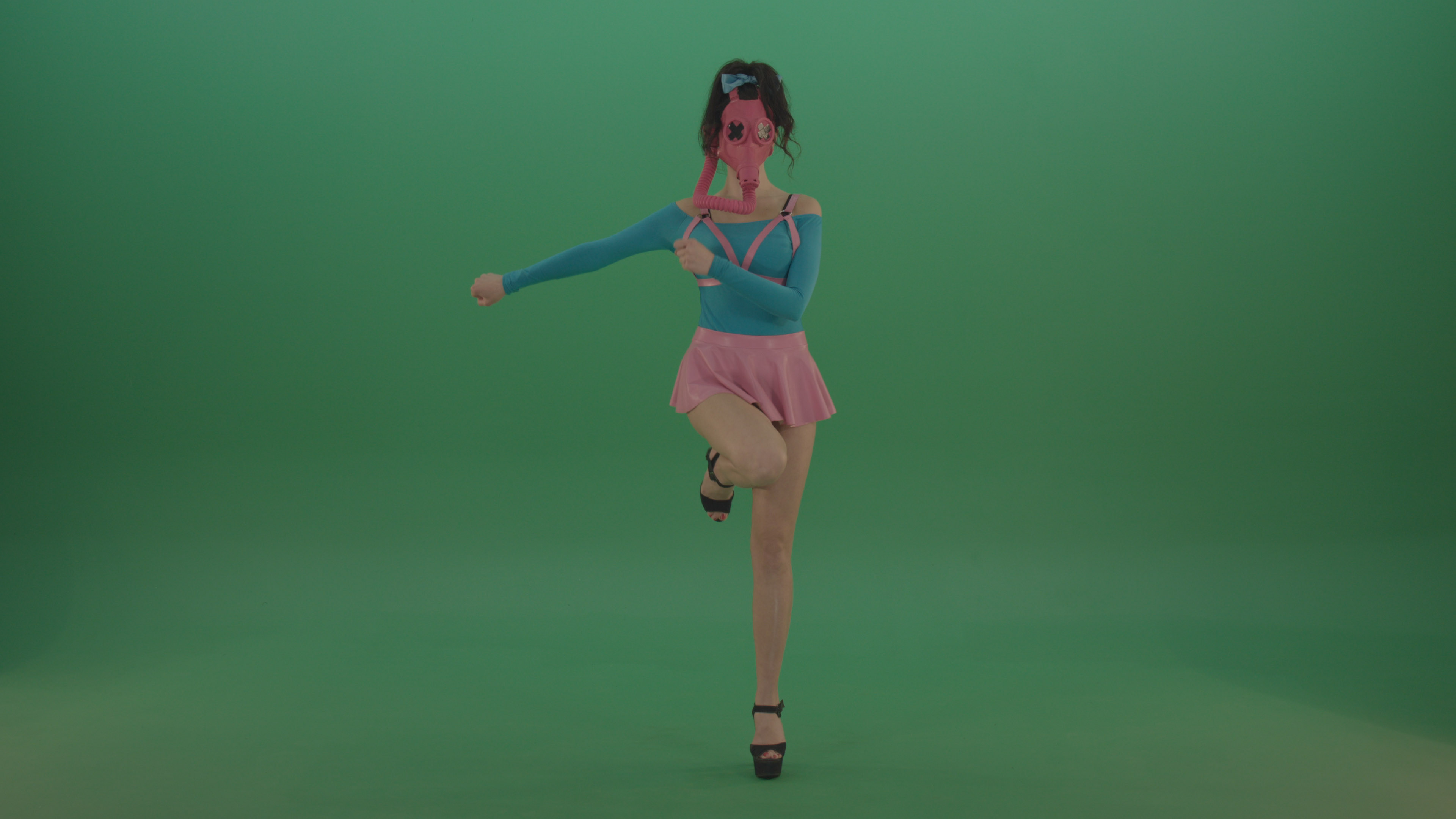 Девушка танцует хромакей